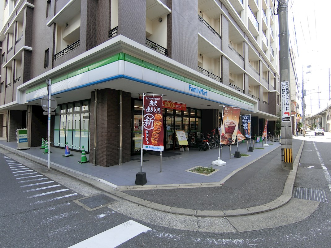 パルク博多駅南 コンビ二：ﾌｧﾐﾘｰﾏｰﾄ RJRﾌﾟﾚｼｱ博多駅前店　394m　近隣