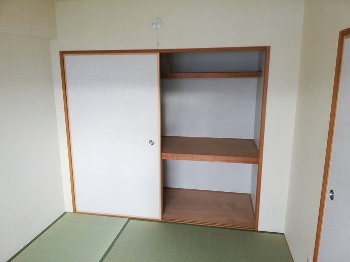 アーバン西取石 押入れ