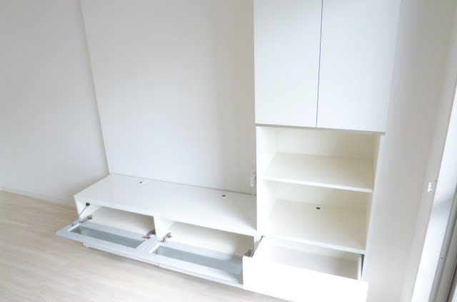 フェリクス八事表山 テレビボードには収納もあります。お好きなＤＶＤや小物などを入れることができます。
