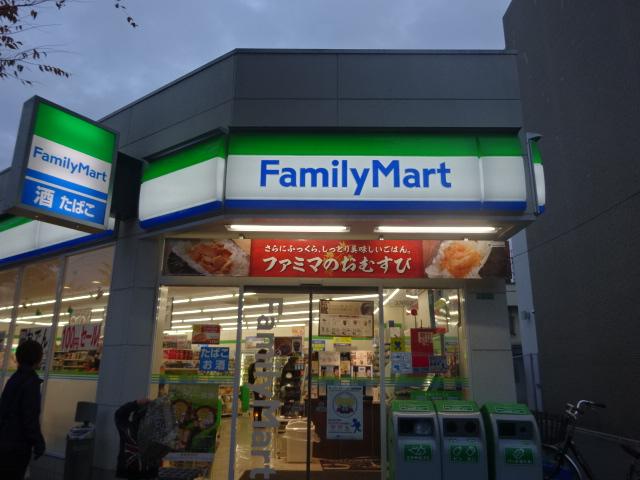 エクセレントフィールド コンビ二：ﾌｧﾐﾘｰﾏｰﾄ 東小橋三丁目店　385m