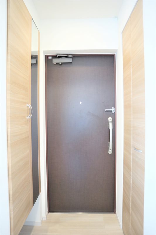 JASPER御堂筋本町 玄関のシューズボックスは姿見鏡付。お出かけ前の最終チェック