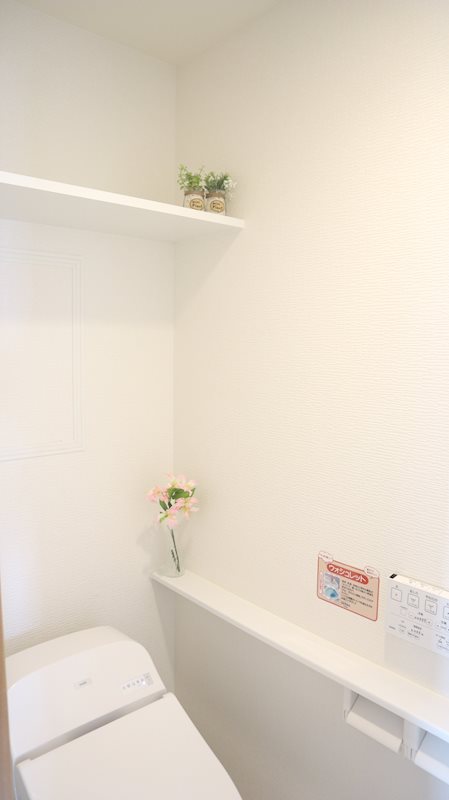 JASPER御堂筋本町 トイレの上側には収納棚があります。消耗品や掃除道具が室内に置けるととても便利ですね。