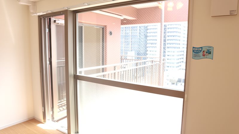 JASPER御堂筋本町 お部屋の窓には「防音サッシ等級-Ｔ2」を採用。これは図書室等で採用される遮音性です。
