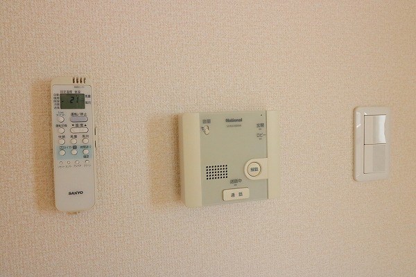 サン・プランタン エアコンリモコンとインターホンです。