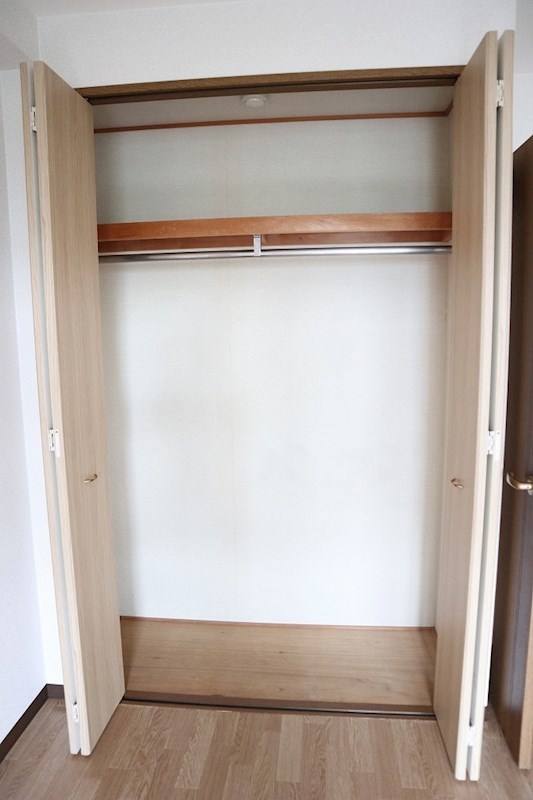 ボアドゥブルー ハンガーパイプ付きのクローゼット。荷物の多い方でも安心です。