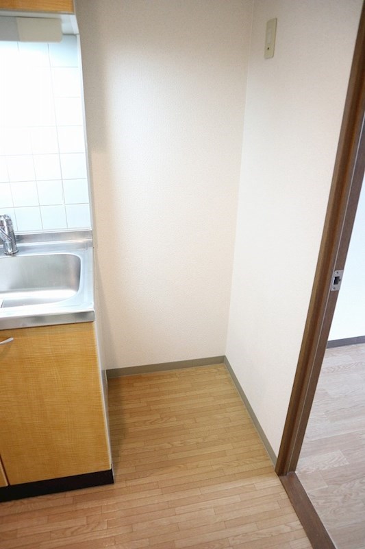 ボアドゥブルー キッチン横には冷蔵庫置場あり。部屋の外にあるので、冷蔵庫の稼働音も聞こえにくいです。