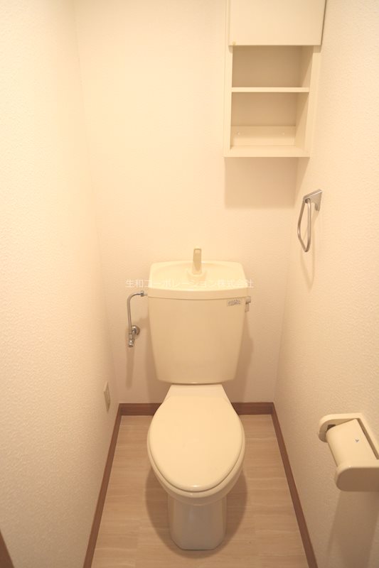 グランシャリオ水尾 トイレ右上にも収納があります。