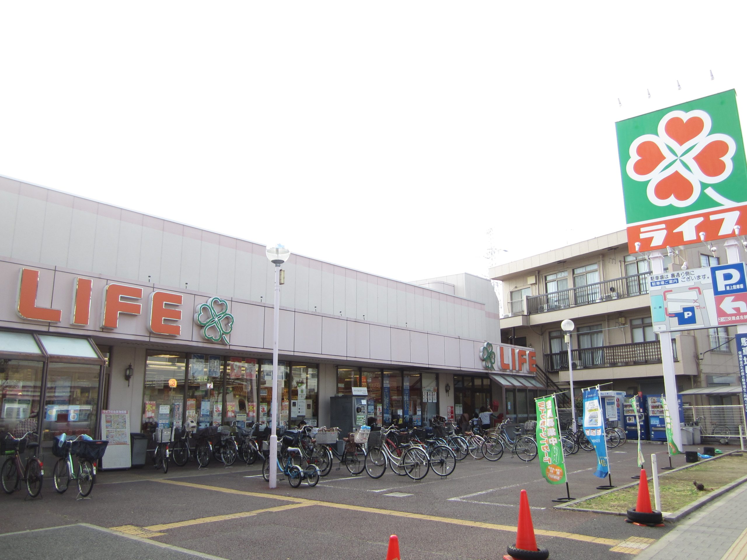 elan.de.AK(エランドエーケー) スーパー：ライフ 西新井店　734m