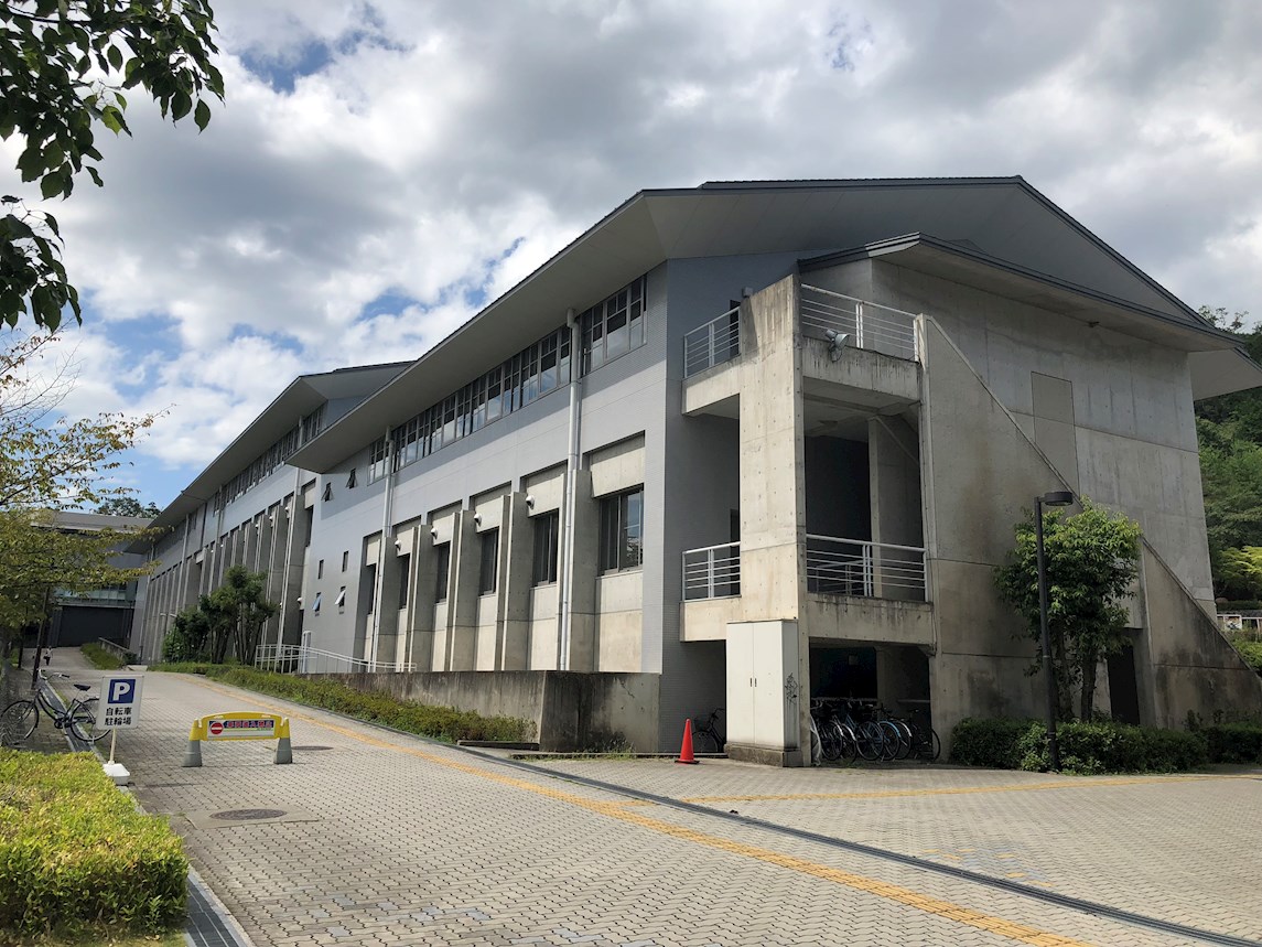 カサカリエンテ 大学・短大：私立京都精華大学　2577m