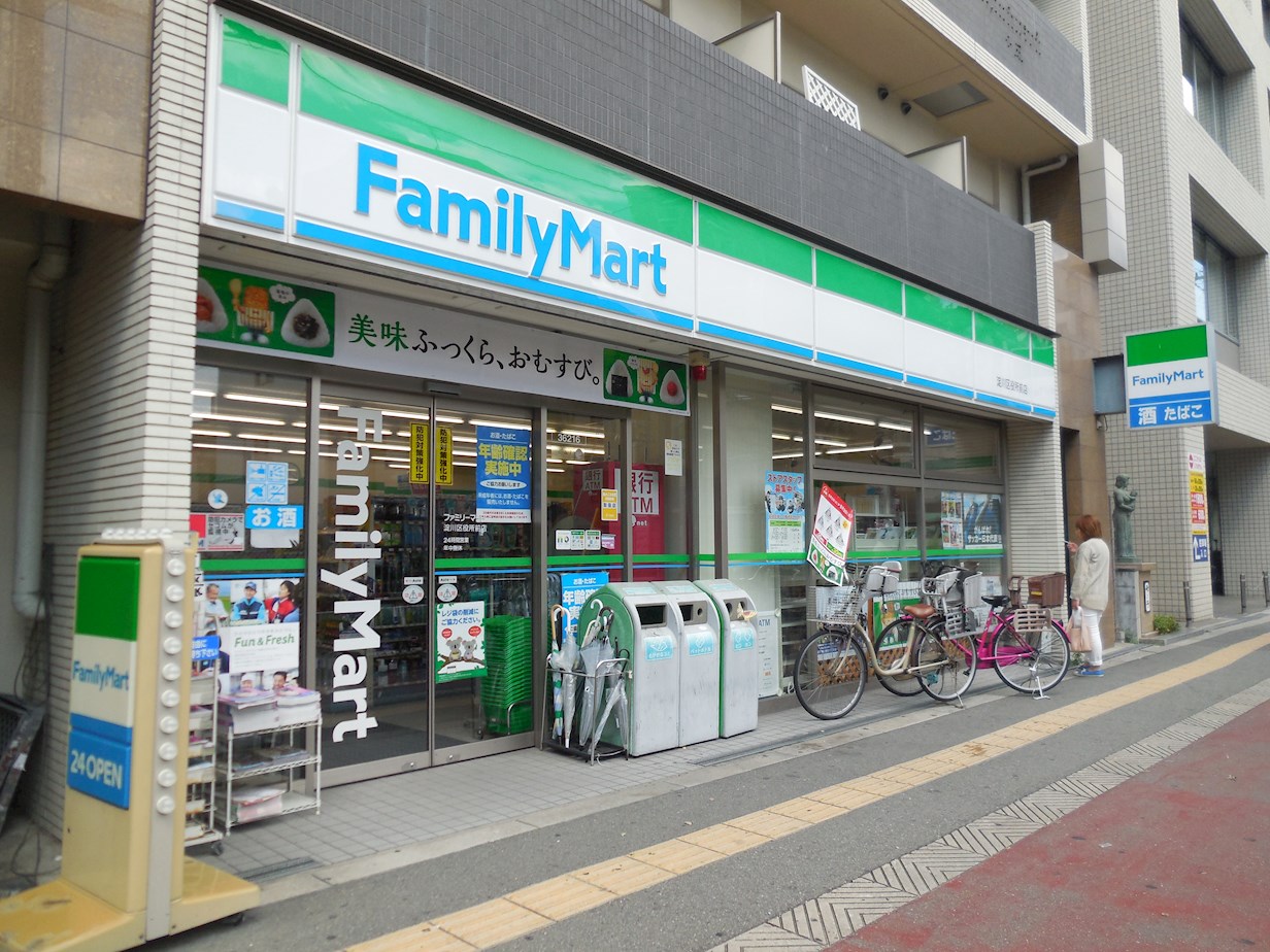 ベラルーチェ十三 コンビ二：ﾌｧﾐﾘｰﾏｰﾄ 淀川区役所前店　210m