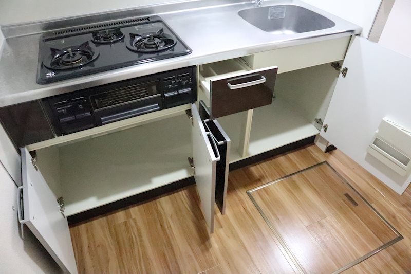 カーサペルソナ キッチン下段にも収納豊富。