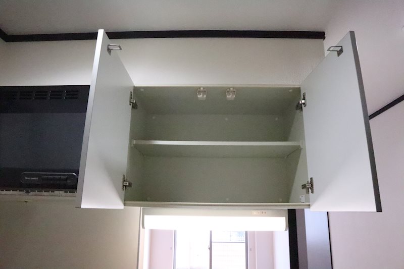 カーサペルソナ キッチン上段にも収納有り。