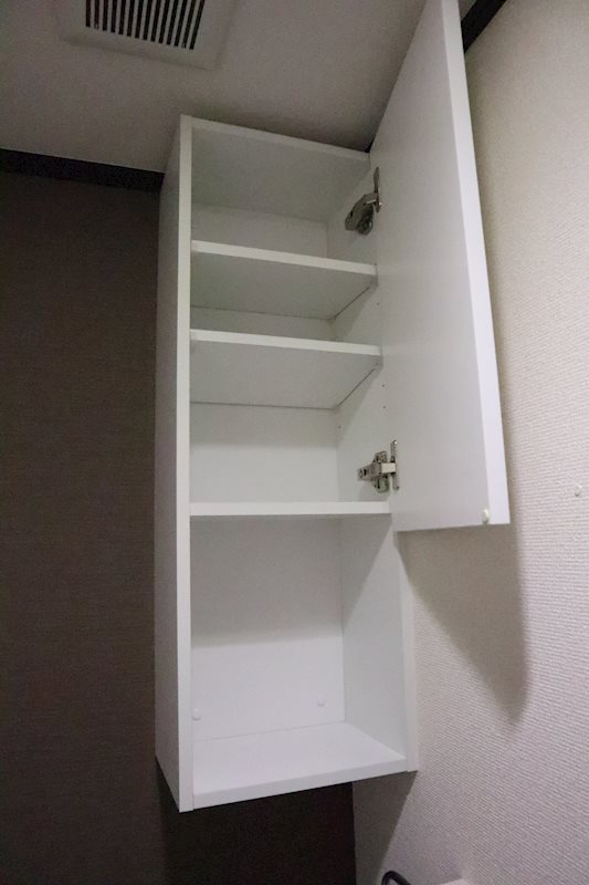 カーサペルソナ トイレ上部の小物置場。トイレットペーパーなどの保管に。
