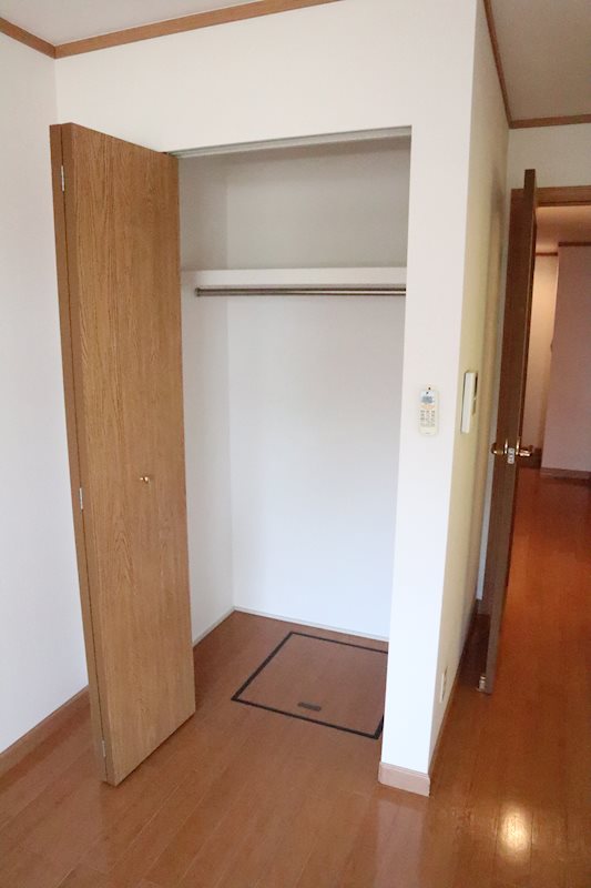 ヴィラージュ上鳥羽口 奥行きのある収納です！