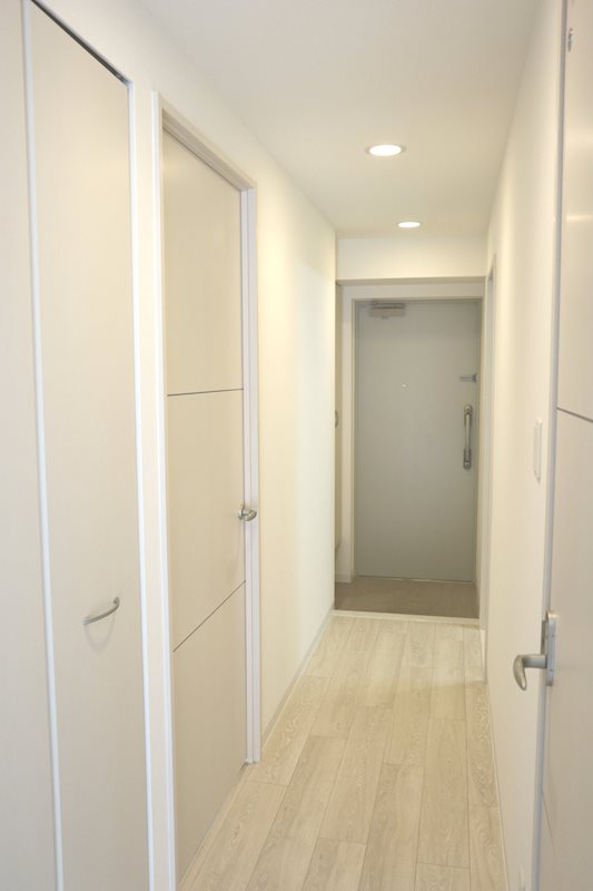 コンフォール京橋 白を基調とした建具を採用！