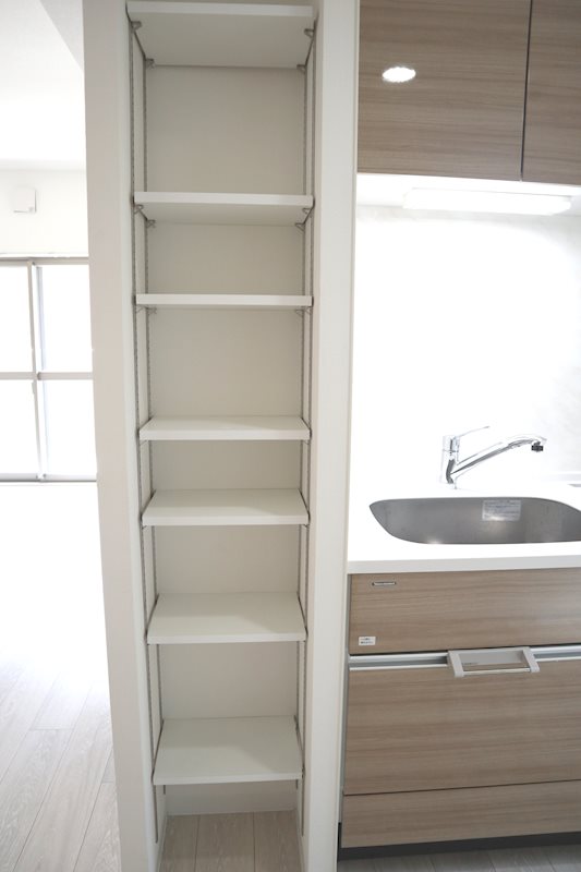 コンフォール京橋 ｷｯﾁﾝ横の棚は、扉がないので料理中でも取り出しが楽々！