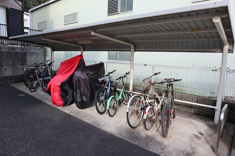 シダーフォレストK 駐輪場