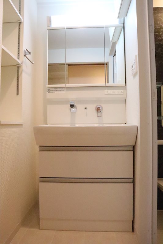 ラルーチェ北大路 リネン庫にもなる棚があります。