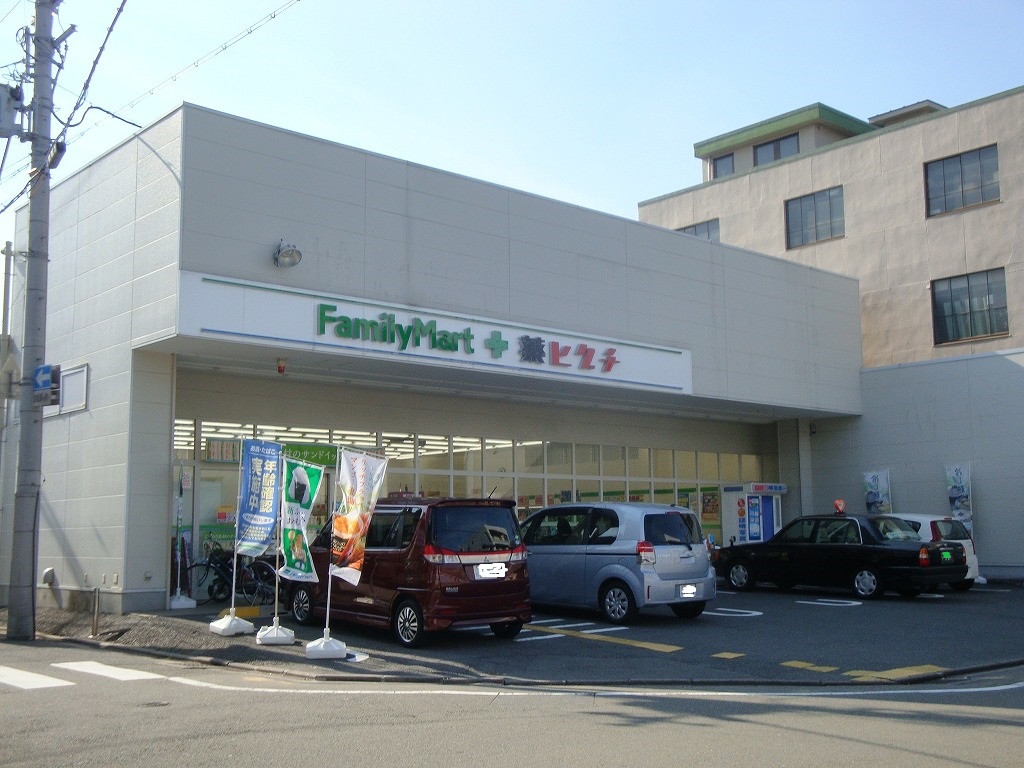 ラルーチェ北大路 コンビ二：ﾌｧﾐﾘｰﾏｰﾄ 薬ﾋｸﾞﾁ西陣北店　782m