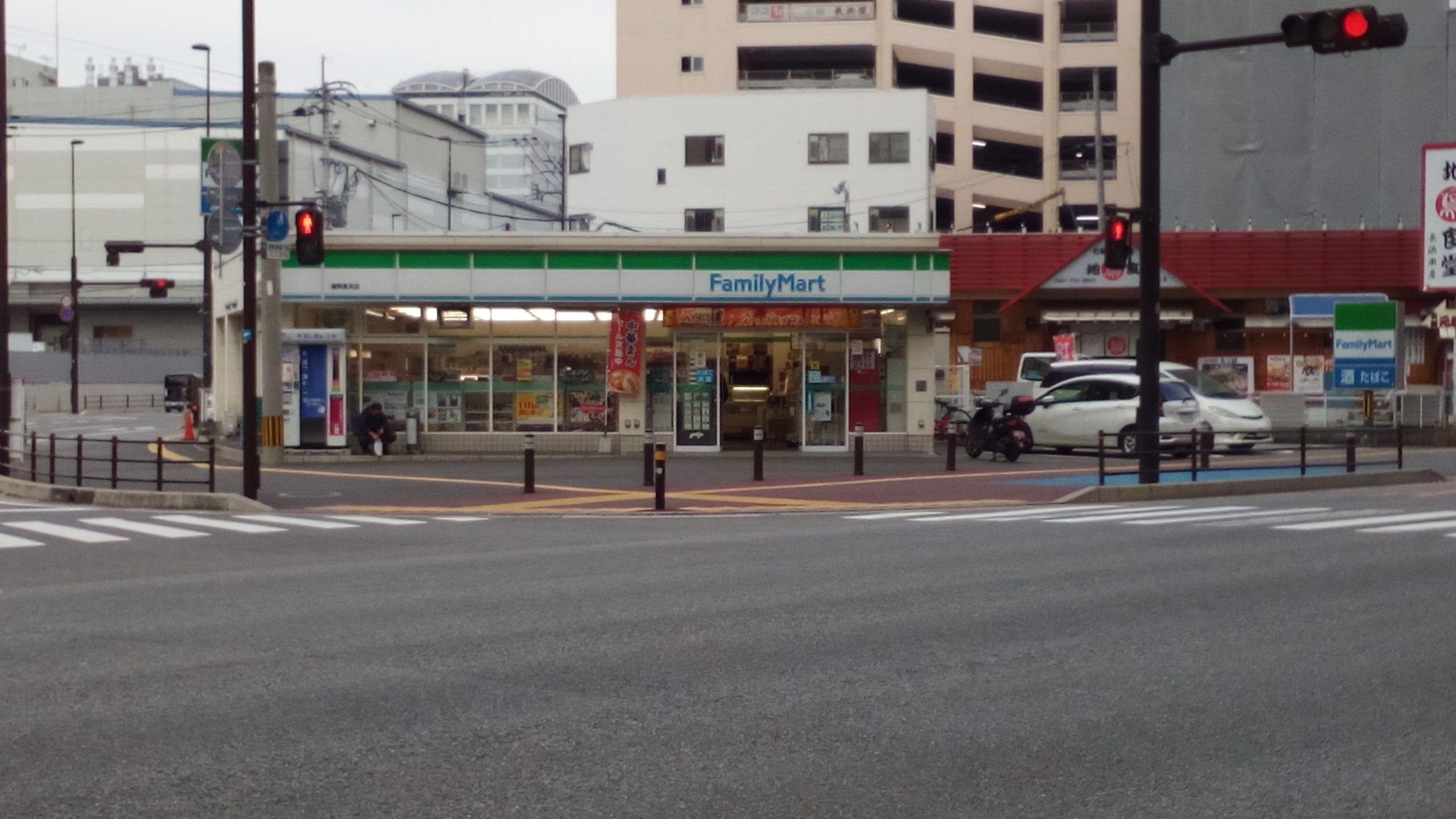 リュエール　デュ　ボヌール コンビ二：ﾌｧﾐﾘｰﾏｰﾄ 福岡長浜店　553m