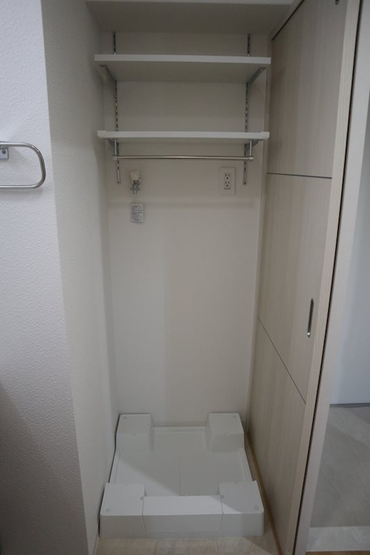 アーヴェンス吉塚 洗濯機置場。上部に収納として利用できる棚を設置。