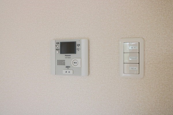 エスポアール西大路 オートロックのTVモニター付インターホンです。