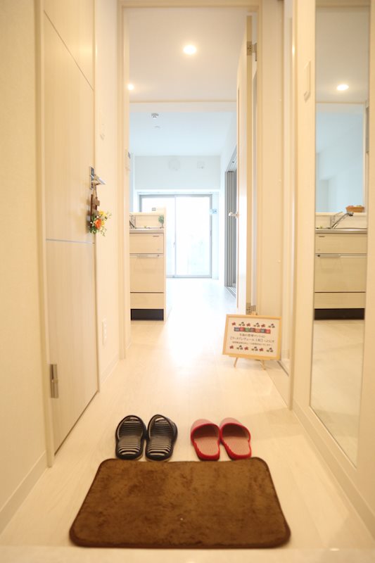 ラ・メゾンヴェール上町 清潔感のある白を基調としたお部屋です。玄関には姿見鏡もあり、身だしなみのチェックもできます。