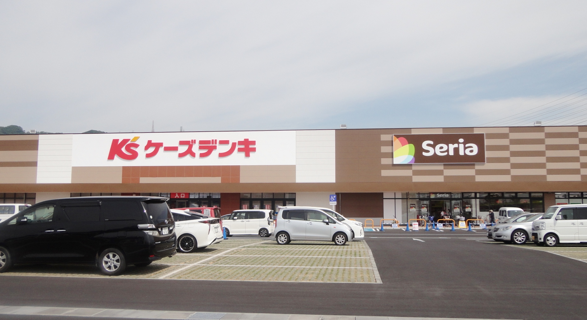オーガストプラザ ショッピング施設：ケーズデンキ　アクロスプラザ八尾店　500m