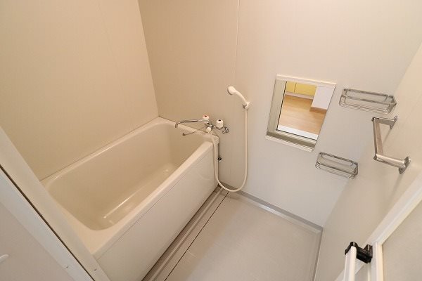 ヴェルドミール嵯峨野 壁面には便利な小物棚もついた洋室です。