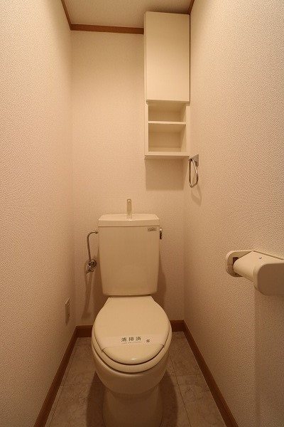 ヴェルドミール嵯峨野 背面には消耗品などを収納できる棚がついています。