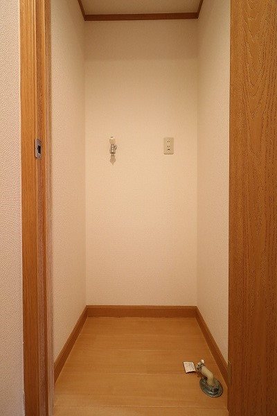 ヴェルドミール嵯峨野 扉付の洗濯機置場です。