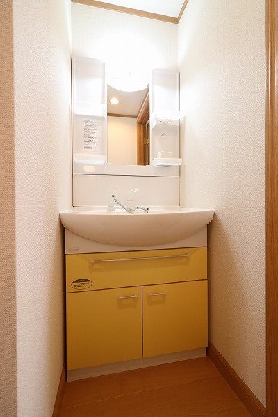 ヴェルドミール嵯峨野 シャワー付洗面化粧台です。