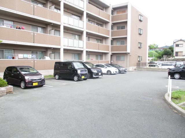 ラフィネ星田 駐車場