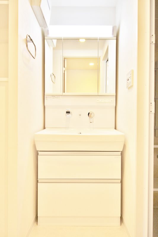 urbano iris（ウルバーノイリス） A'-Type：白を基調とした洗面台。シャワー付きで朝の時短に大助かりです。