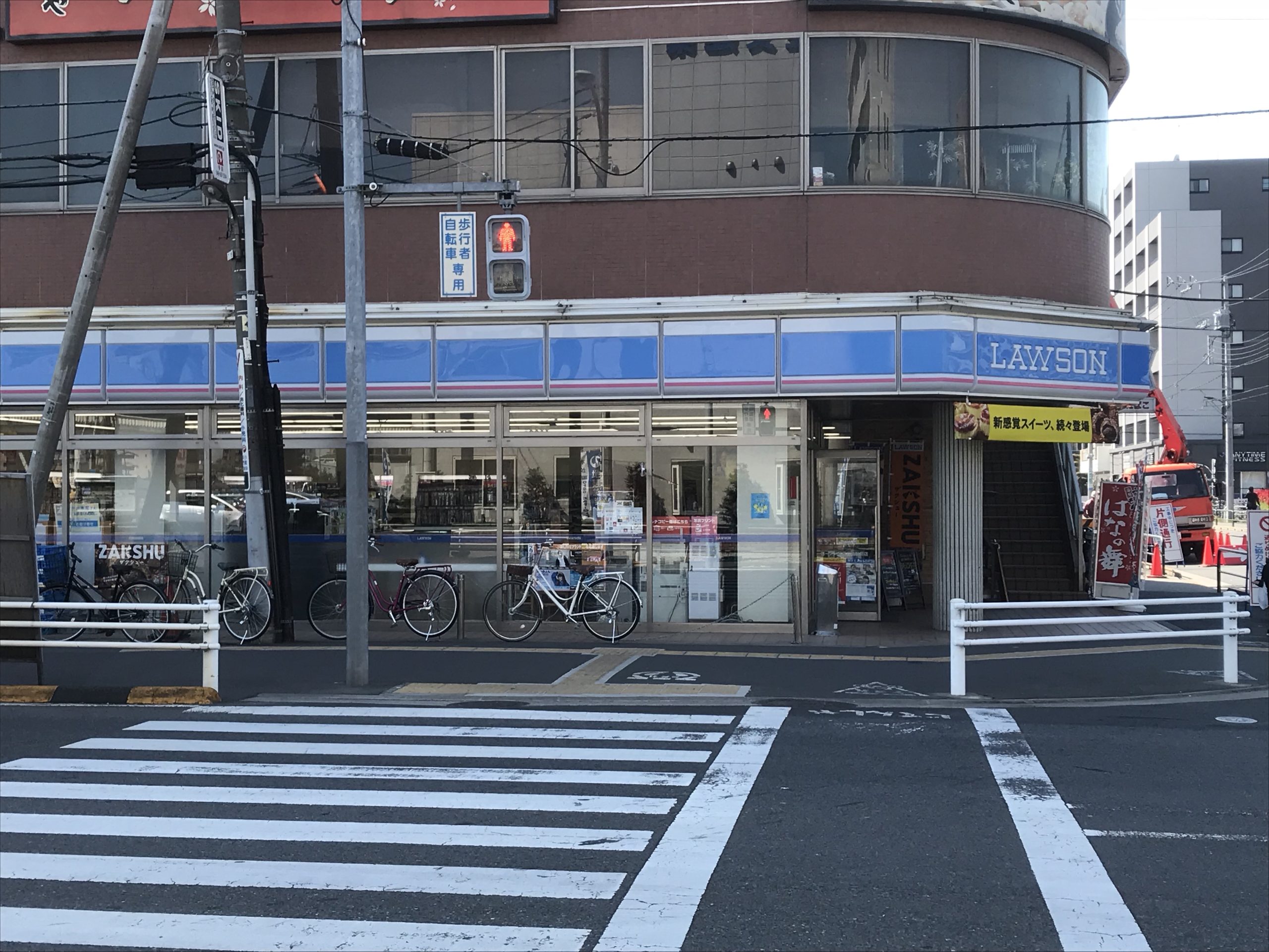 グランジュテⅢ コンビ二：ﾛｰｿﾝ 足立六町駅前店　328m