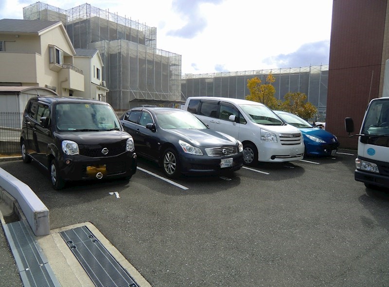 エヴァン千里山 駐車場