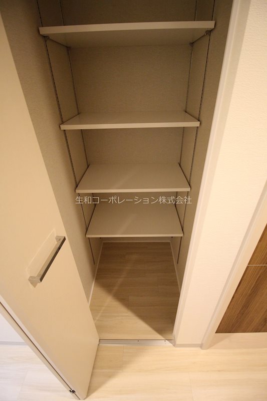 グラン・エスポワール 廊下収納（高さ調整可能）