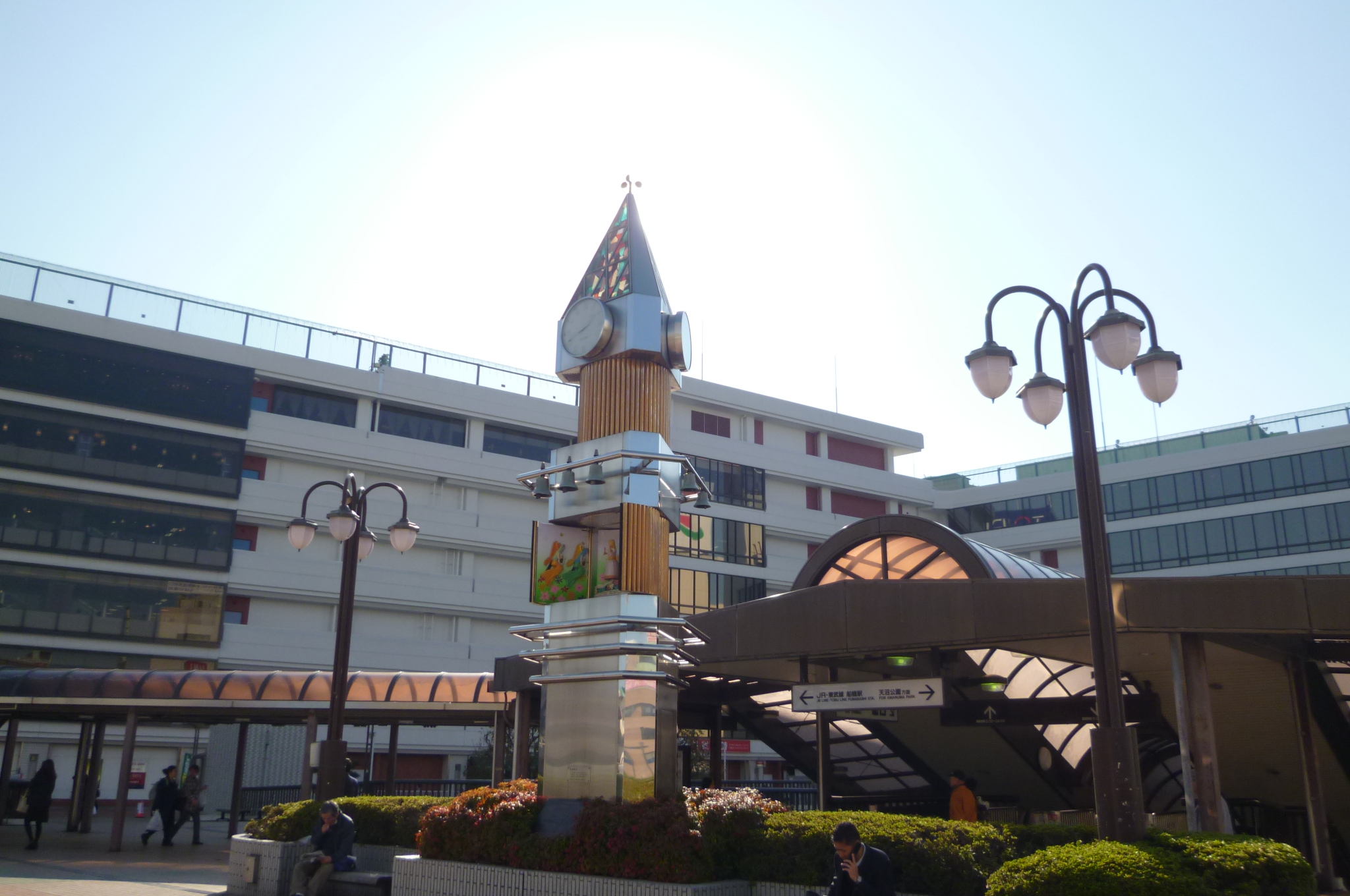 マルベリール船橋 周辺の街並み：船橋駅前広場　438m