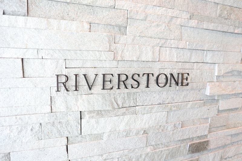 RIVER STONE 銘板