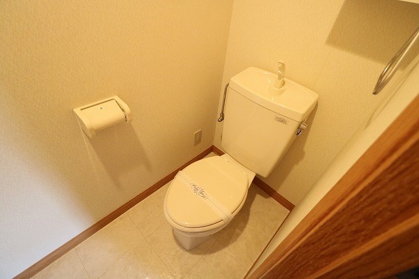 フォレスト桜坂 トイレにはコンセントあり。洗浄便座に取り付け可能です。