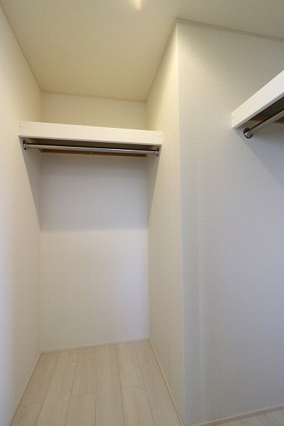 モアロック京都西院 2面ハンガーパイプで収納力のあるウォークインクローゼット
