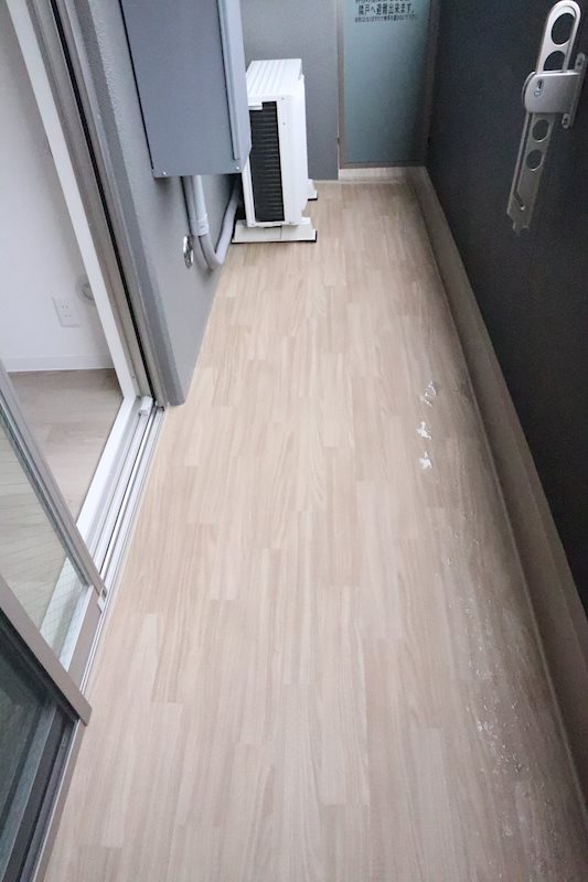 Casa洛南 長尺シート張りのベランダでお手入れしやすいです。