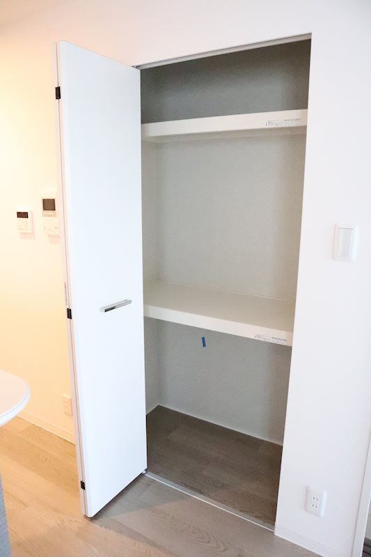 Casa洛南 LDK横の収納スペース