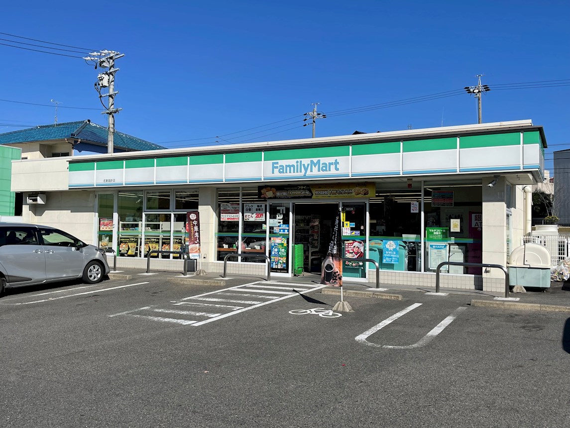 レヴィスタ名東 コンビ二：ファミリーマート　名東高針店　526m