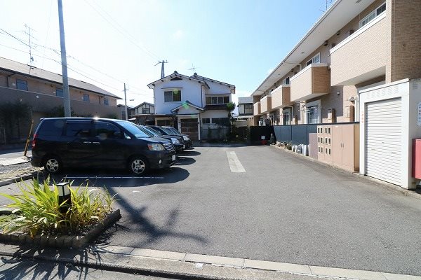 リファインド山越 駐車場