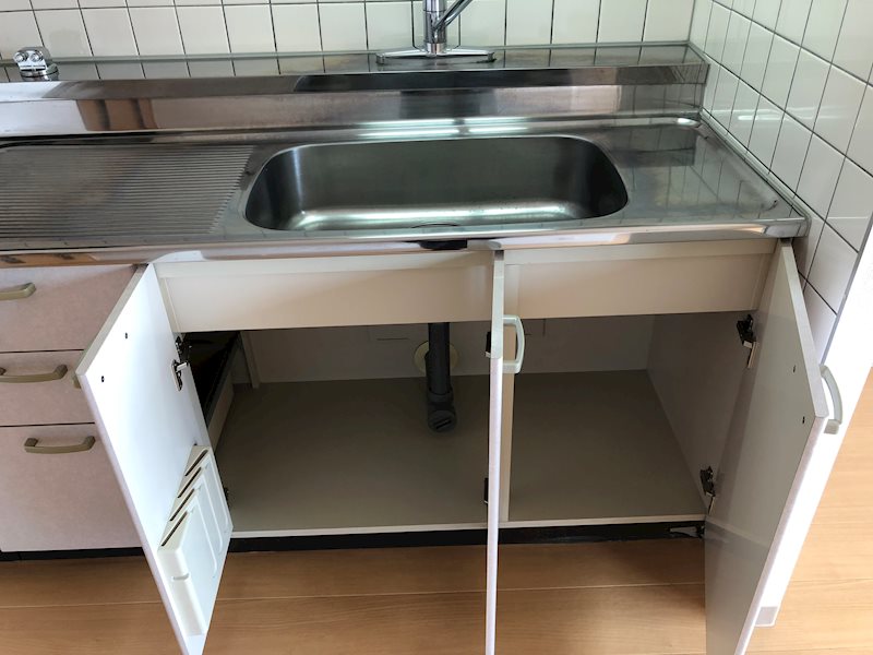 ディアコート竹田 キッチンシンク下の扉付収納です。