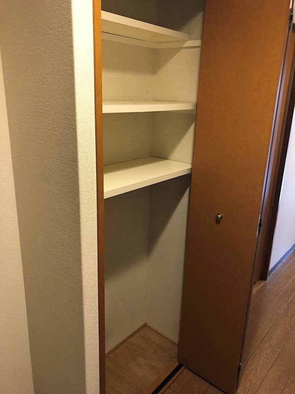 ディアコート竹田 廊下にある収納スペースです。