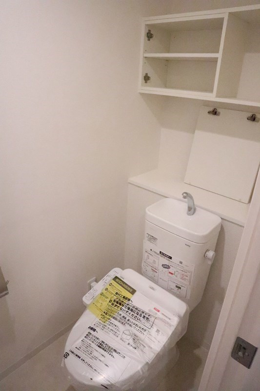 Parvis Flora Tsurumi（パルヴィフローラツルミ） 温水洗浄暖房便座です。上部棚を活用してトイレ内を清潔に保つことができます。