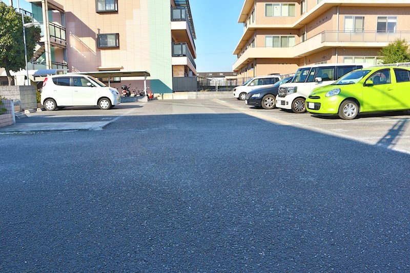 シャンテ小倉 駐車場