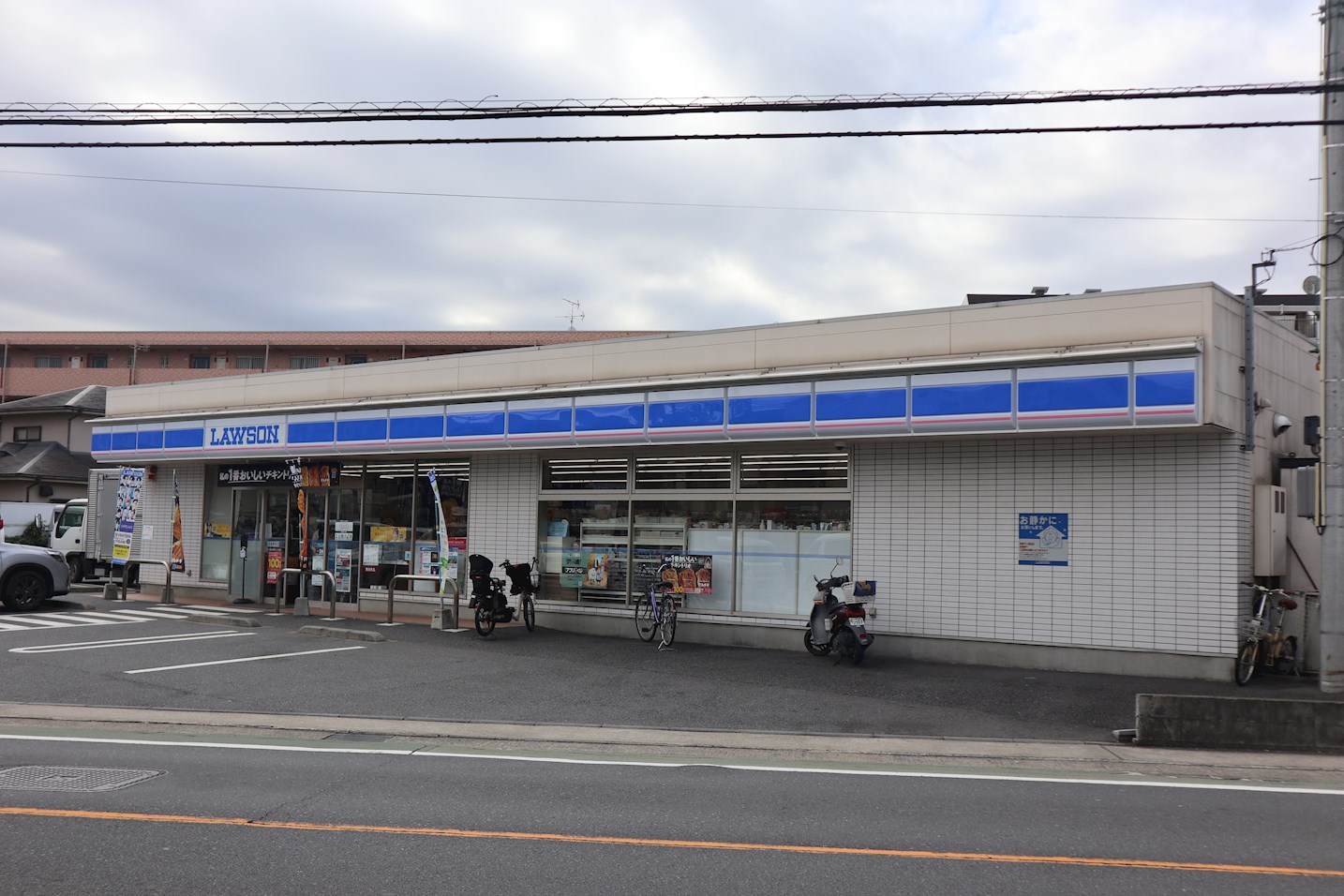 ピエールエスポア コンビ二：ﾛｰｿﾝ 川崎北見方一丁目店　389m　近隣